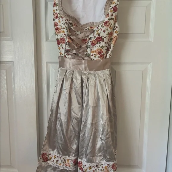 GloryStar Floral Dirndl - Picture 3 of 5